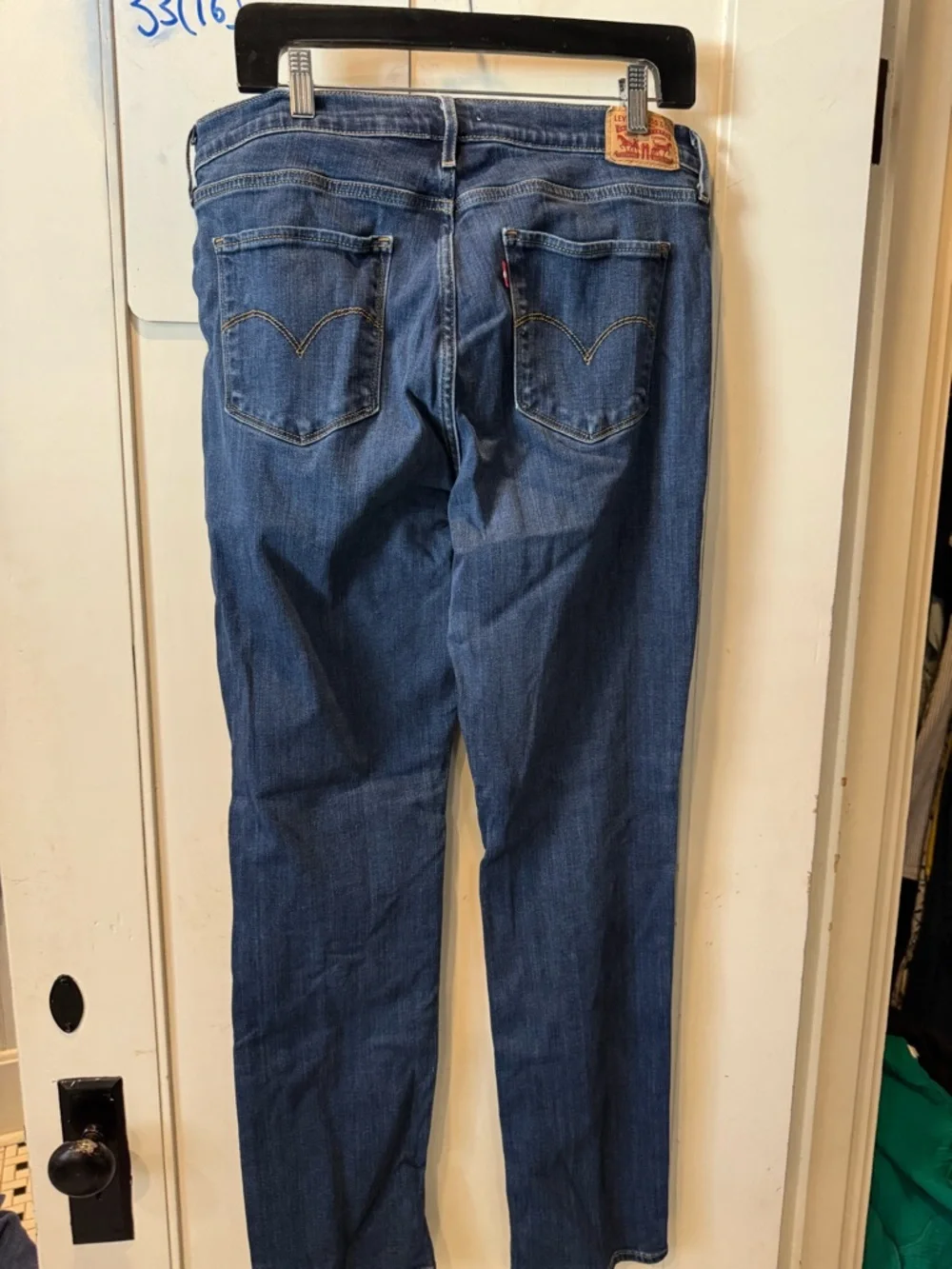 Levi's Slim Straight Jeans in Medium Blue Wash